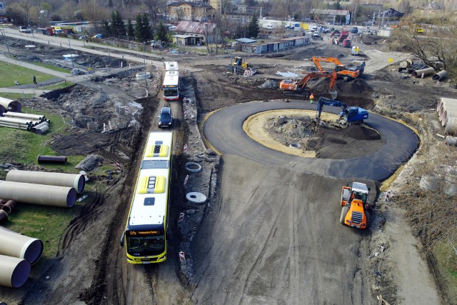 W Dąbrowie Górniczej Gołonogu, przy dworcu PKP, powstaje tunel i nowy układ drogowy z dwoma rondami. Układane jest też nowe torowisko Zobacz kolejne zdjęcia/plansze. Przesuwaj zdjęcia w prawo - naciśnij strzałkę lub przycisk NASTĘPNE