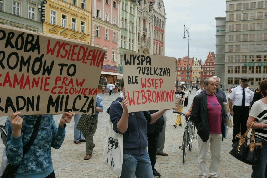 Wrocławianie protestowali pod ratuszem - "ludziom żyje się źle" (ZDJĘCIA)