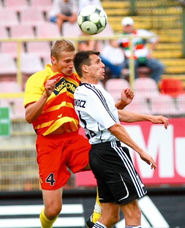 Jagiellonia zagra z Legią już w sobotę. Takich powietrznych pojedynków, jak ten Igora Lewczuka (z lewej) i Tomasza Kiełbowicza, będziemy jutro zapewne oglądać bardzo wiele.