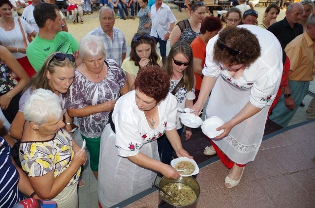 Smakowita bitwa na zupy. Udana impreza w Kijach  Zupy przyrządzone przez cztery uczestniczące w imprezie drużyny smakowały każdemu. Najbardziej zajadali się nimi najmłodsi.