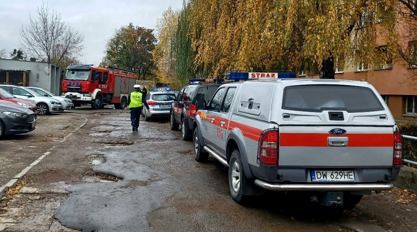 Wozy strażackie i policja na ul. Bezpiecznej we Wrocławiu. Co tam się stało? [ZDJĘCIA]