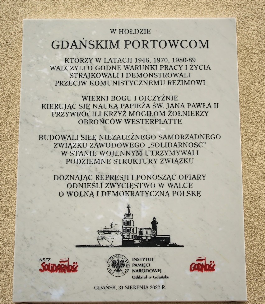 Stowarzyszenie "Godność" oraz Instytut Pamięci Narodowej upamiętnili gdańskich portowców. Odsłonięcie tablicy w Nowym Porcie