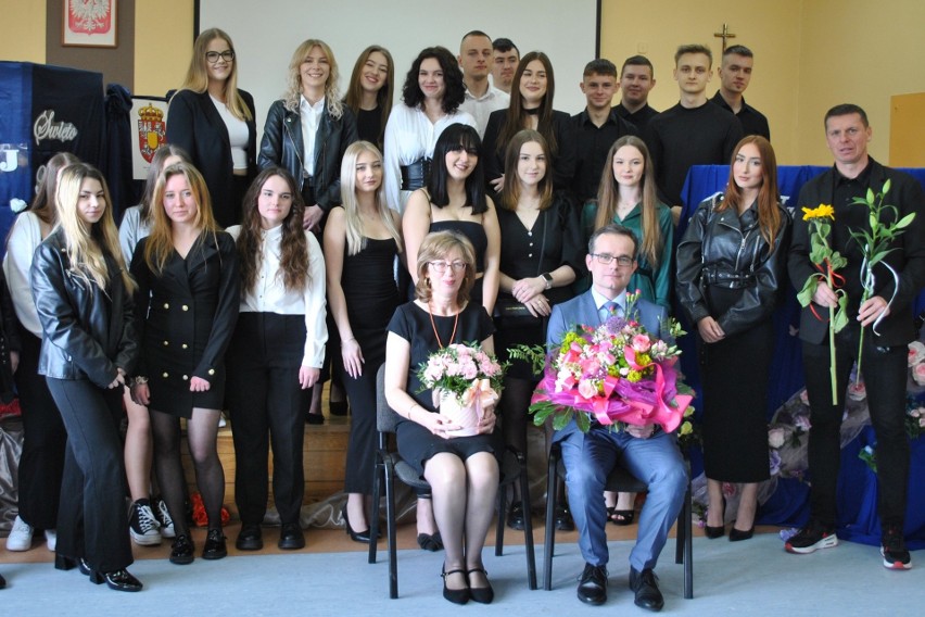  Uczniowie klas maturalnych XII Liceum Ogólnokształcącego w Radomiu już ze świadectwami