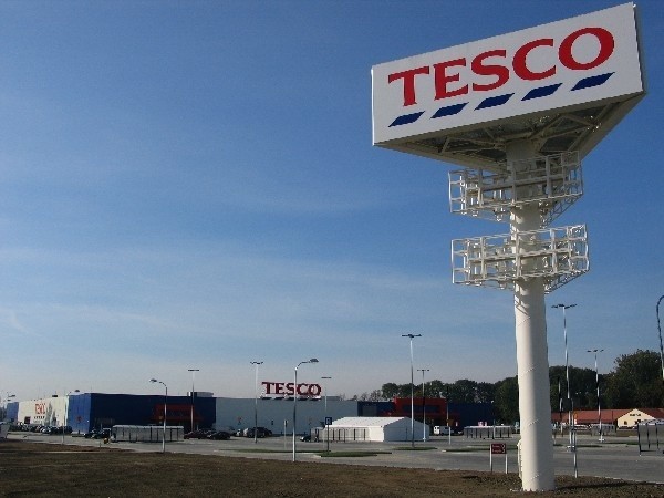 Przy budowie Tesco przy ul. Lwowskiej trwają ostatnie prace wykończeniowe.