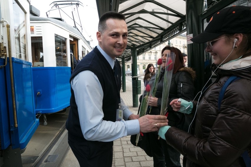 Dzień Kobiet 2018. Pasażerki dostały kwiaty w zabytkowym tramwaju [ZDJĘCIA]