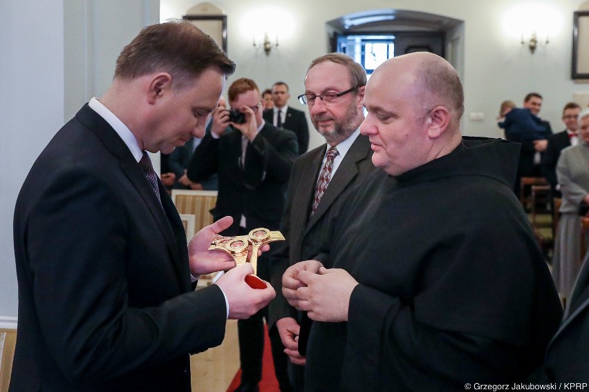 Prezydent Andrzej Duda otrzymał od krakowskich franciszkanów relikwie Męczenników z Pariacoto