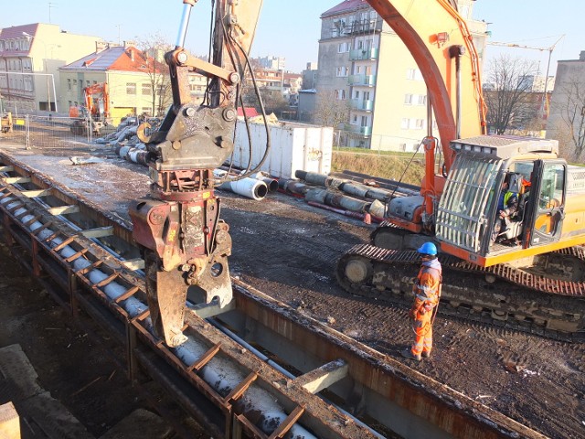 Rozbiórka starego mostu na ulicy Niemodlińskiej w Opolu.
