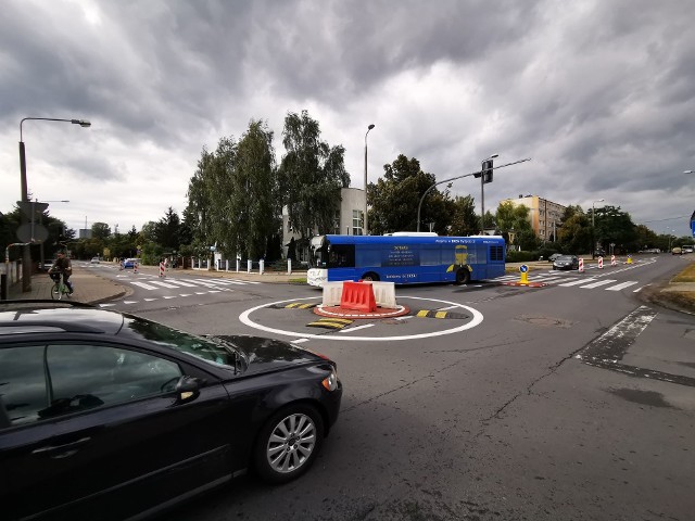 Jak twierdzi MZD, przejazd przez minirondo na ul. Legionów nie sprawia kłopotów kierowcom autobusów