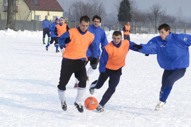 Piłkarze TOR-u Tomasz Kaleta (z lewej) i Daniel Rychlewicz byli w przeszłości podstawowymi zawodnikami Odry Opole, a teraz są pewniakami do gry w wyjściowej jedenastce III-ligowca z Dobrzenia.