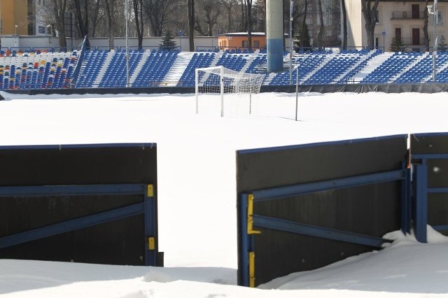 Stadion Miejski w Rzeszowie pokrywa warstwa śniegu.