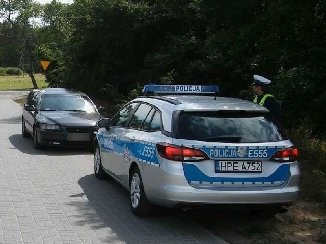 Policja zatrzymała mężczyźnie prawo jazdy i skierowała sprawę do sądu.