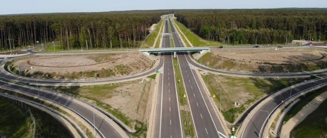 Obwodnica Olesna, która powstała w ramach drogi ekspresowej S11, już jest dostępna dla kierowców. Fragment ekspresówki, biegnący przez powiat kluczborski, ma być budowany w latach 2025-2027.