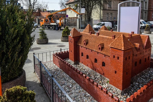 W ubiegłym tygodniu przy ul. Grodzkiej zainstalowano nową kamerę. Oko miejskiego monitoringu będzie skierowane m.in. na makietę bydgoskiego zamku, która jest częstym celem ataku wandali.