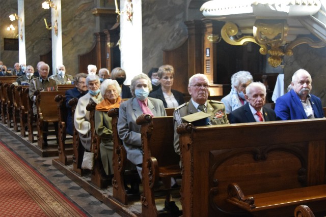 W czwartek, 2 września w bazylice katedralnej w Kielcach odbyła się się msza święta w ramach obchodów Dnia Weterana Walk o Nieodległość Rzeczypospolitej Polskiej. Wzięli w niej udział wojewoda świętokrzyski Zbigniew Koniusz, przedstawiciele środowisk kombatanckich, służb mundurowych oraz świętokrzyscy parlamentarzyści poseł Prawa i Sprawiedliwości Krzysztof Lipiec i senator PiS Krzysztof Słoń. Zobacz więcej na kolejnych slajdach >>>