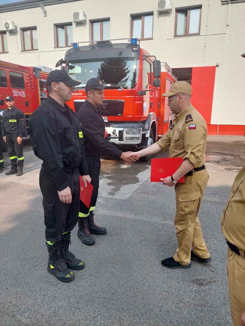 Makowscy strażacy nagrodzeni przez komendanta powiatowego. Dwaj strażacy odebrali nagrody 5.07.2023