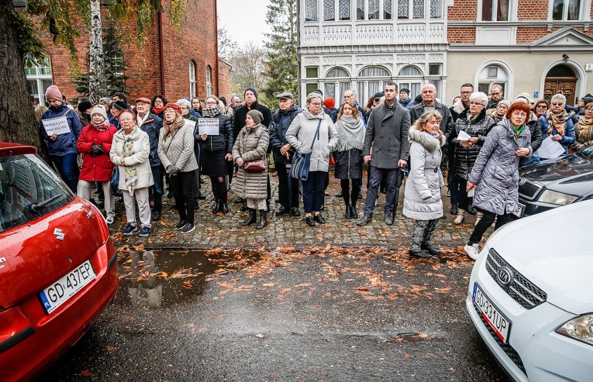 Protest w sprawie abp. Sławoja Leszka Głódzia. Wierni przyszli pod siedzibę gdańskiej kurii z transparentami "Odzyskajmy nasz Kościół"