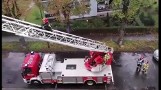Bohaterscy strażacy w Świnoujściu. Akcja na dachu w wichurę. Zobaczcie wideo z miejsca akcji!
