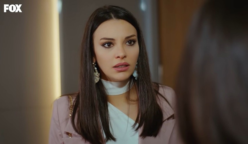 Tuvana Türkay jako Layla, nieznana siostra Canera z serialu...