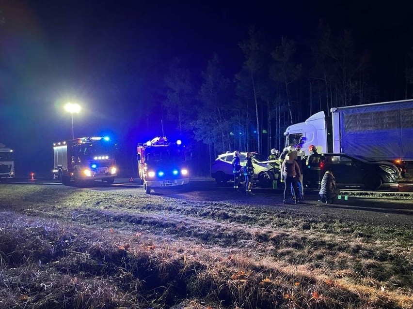 Zderzenie trzech samochodów na DK10 w powiecie toruńskim. Na miejscu 7 zastępów straży pożarnej