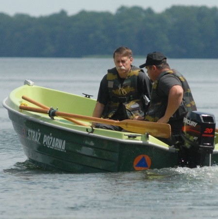 Strażacy jeszcze dzisiaj po południu przeczesywali dno jeziora Chomętowskiego w poszukiwaniu ciała szesnastolatka