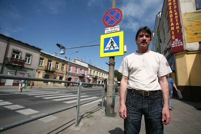 - Moim zdaniem o tym przejściu kierowcy, czy to znakami czy innymi oznaczeniami, powinni być informowani już od skrzyżowania ulicy Słowackiego i 25 Czerwca i na wiadukcie - mówi Zbigniew Gutkowski, mieszkaniec ulicy Słowackiego.