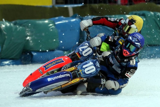 Tuż obok rozkochanej w żużlu Ziemi Lubuskiej najlepsi zawodnicy na świecie rywalizowali w lodowej odmianie speedway’a. W Berlinie odbył się dwudniowy turniej Ice Speedway of Nations. Mimo, że zimowej aury trudno było szukać w stolicy Niemiec, lodowi gladiatorzy bez przeszkód ścigali się o medale mistrzostw świata. Zdecydowanie najlepsi byli Rosjanie, którzy o 10 punktów wyprzedzili Szwdów. Wśród mistrzów brylował Danił Iwanow, wygrał wszystkie wyścigi, w których startował. Klasyfikacja Ice Speedway of Nations: 1. Rosja – 57 pkt., 2. Szwecja – 47, 3. Niemcy – 45, 4. Austria – 39, 5. Kazachastan – 26, 6. Czechy – 21, 7. Finlandia – 15. Zobaczcie na zdjęciach, jak wyglądała rywalizacja w Berlinie >>>>POLECAMY: Pamiętacie wyjazd Falubazu na Gran Canarię? [ZDJĘCIA]ZOBACZ TEŻ: Żużel 2019. Wyzwany sędzia, nagi Lindgren...WIDEO: Żużlowcy Falubazu Zielona Góra na zgrupowaniu w Świnoujściu