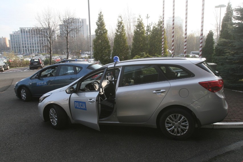 Wśród nowych samochodów policji są zarówno egzemplarze w...