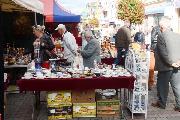 Na Kupieckiej dominują starocie,  kryształy i obrazy