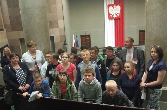 Zwiedzanie parlamentu uczniowie placówki w Nowym Mieście nad Pilicą rozpoczęli od sali posiedzeń Senatu.