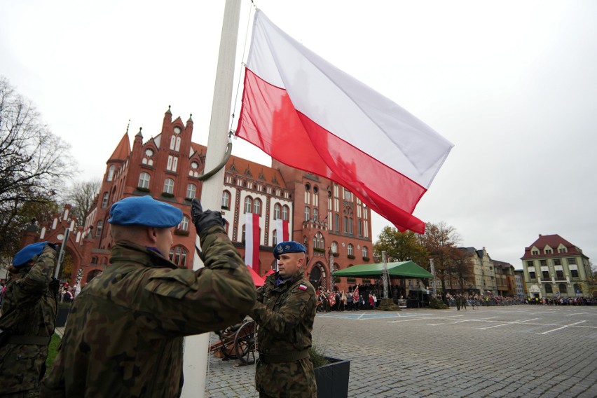 Oficjalne uroczystości na pl. Zwycięstwa w Słupsku.