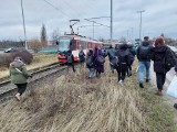 Korek tramwajowy na wysokości Pohulanki w Gdańsku. Pasażerowie kilku tramwajów mieli przymusowy spacer