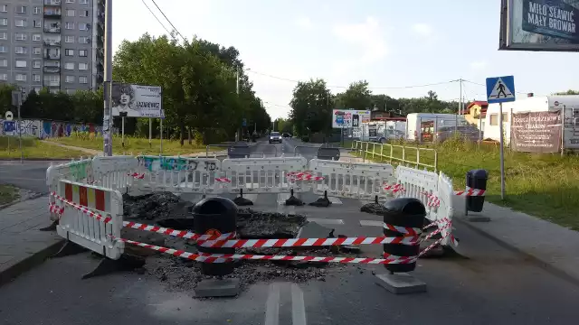 Zapadlisko na ulicy Kijowskiej w Katowicach całkowicie zatarasowało  przejazd samochodom