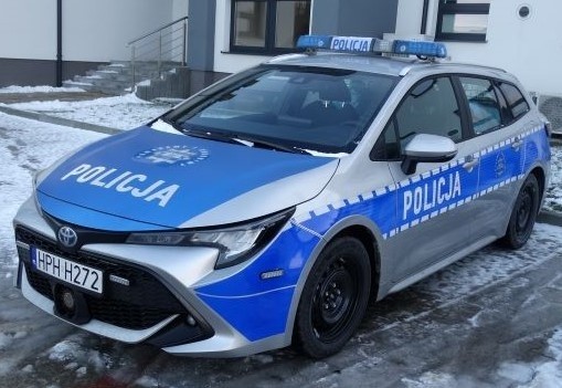 Komenda policji w Zwoleniu ma nowy radiowóz. Mundurowi będą jeździć hybrydową toyotą