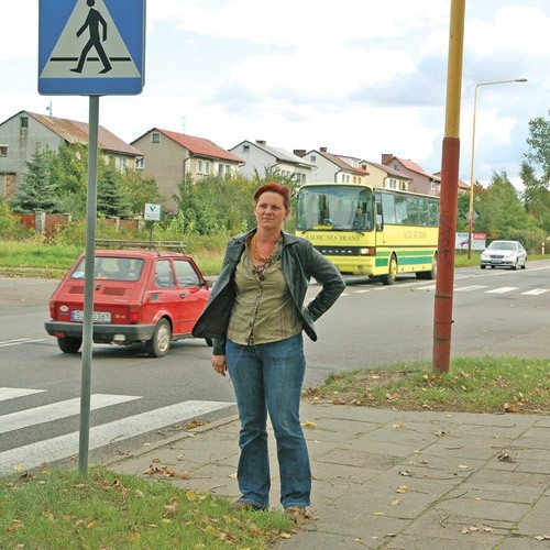 Iwona Aszurkiewicz-Rogozińska przy niebezpiecznych przejściach przez obwodnicę przy ulicy Cisowej i Harcerskiej.