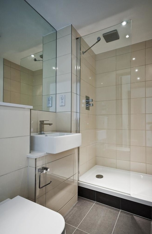 Armatura mniejszych rozmiarów, przeznaczona do niewielkich łazienek często montowana jest w narożnikach pomieszczenia. To spora oszczędność miejsca. Rezygnacja z wanny na rzecz kabiny prysznicowej to również trochę więcej wolnej przestrzeni.