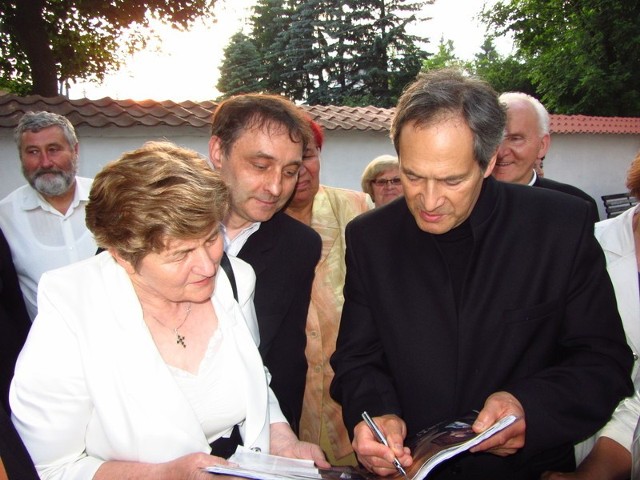 Jerzy Zelnik (z prawej) i Robert Grudzień po koncercie składali autografy. 