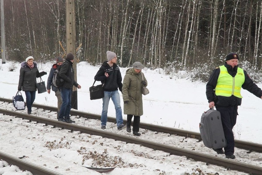 Tragiczny wypadek na przejeździe kolejowym w gminie Sobków. Nie żyją dwie osoby