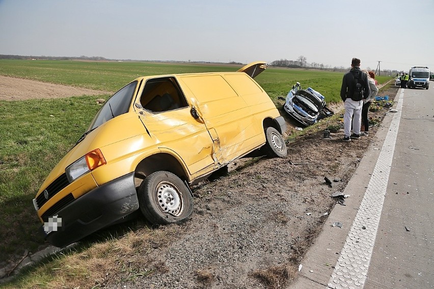 Tir staranował policyjny radiowóz i busa. Jeden z...