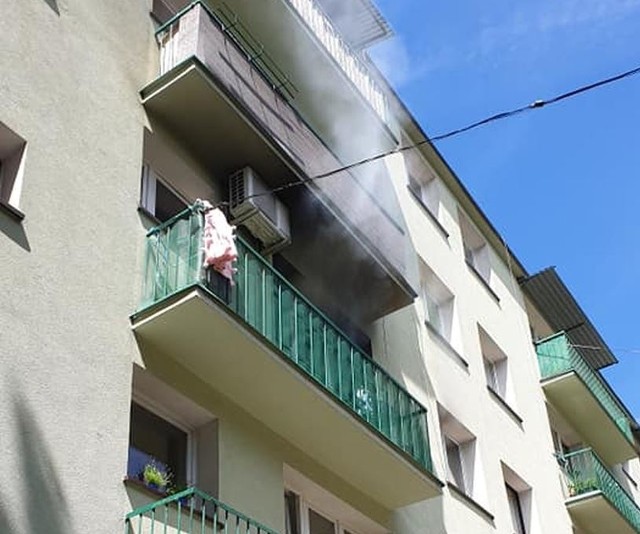 Zanim na miejsce przyjechali strażacy z budynku ewakuowało się 10 lokatorów. Dym wydobywał się z lokalu na 2. piętrze. Ponieważ nikogo nie było w środku, strażacy musieli wyważyć drzwi, żeby dostać się do wnętrza palącego się mieszkania. Okazało się, że płomienie trawią wnętrze dużego pokoju. Ratownicy błyskawicznie uporali się ogniem. Spaleniu uległo wyposażenie pokoju - meble, kanapa i sprzęt elektryczny.Co było przyczyną pożaru? Czytaj na następnej stronie