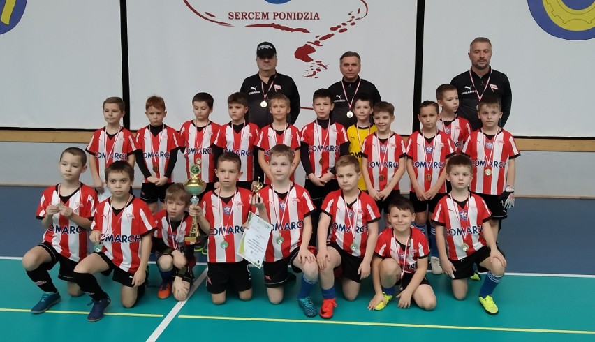 Akademia Mistrzów Cracovia Skroniów wygrała turniej piłkarski w Pińczowie. W finale pokonała DAP II Kielce. Zobacz zdjęcia