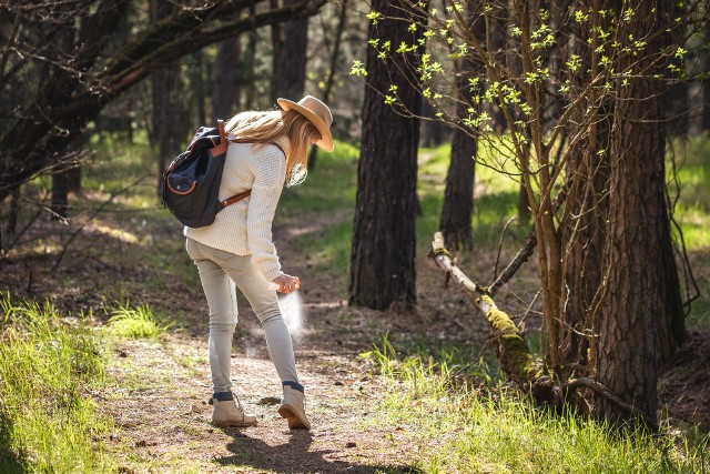 Wycieczki do miejsc, gdzie występują zarośla bądź skupiska drzew narażają na kontakt z kleszczem. Barierę może stanowić ubiór. Lekarze zalecają, aby okrywać ręce i nogi, zakładać kryte buty, dodatkowo na głowie musi znaleźć się czapka lub kapelusz.