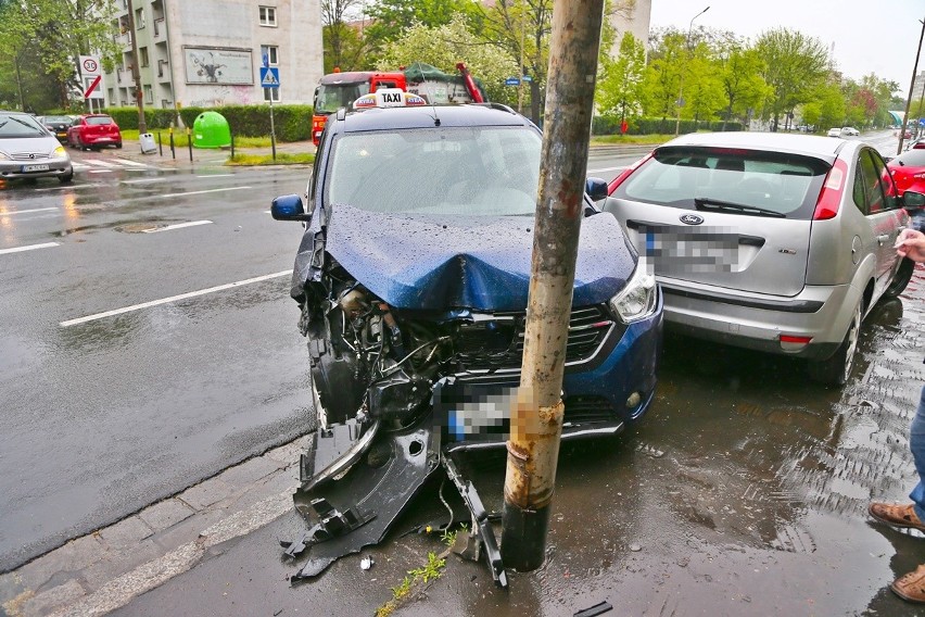 Wypadek na Zachodniej we Wrocławiu. Zderzyły się osobówka i...