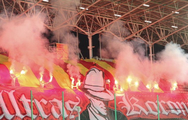 Korona Kielce zremisowała z Widzewem Łódź 1:1 w meczu Fortuna 1 Ligi. Na Suzuki Arenie kibice gorącym dopingiem zagrzewali Koronę do walki. Za stworzenie niepowtarzalnej atmosfery po spotkaniu dziękował trener Dominik Nowak. Fani z Młyna przygotowali też wyjątkową oprawę. - Myślę, że zawiedliśmy trochę kibiców. Powinniśmy dowieźć to prowadzenie do końca spotkania. Pozostaje nam tylko przeprosić, ale też podziękować za ten świetny doping, który bardzo pomagał - powiedział po meczu Jacek Podgórski, pomocnik Korony.Jak wyglądała oprawa kibiców Korony? Szczegóły na kolejnych zdjęciach i na wideo. 