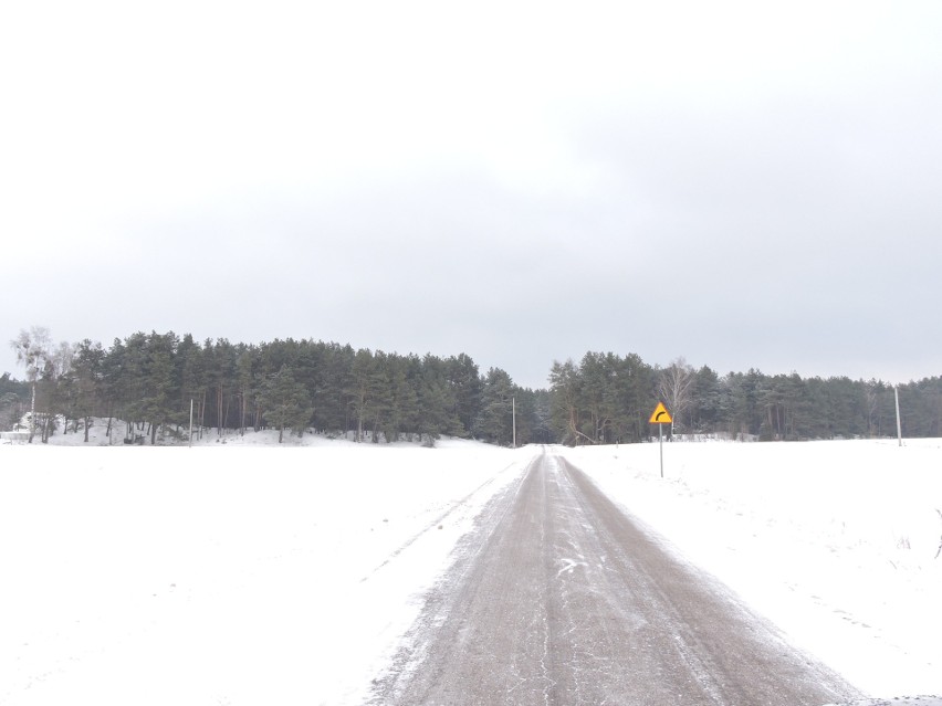 Atak zimy na drogach powiatu ostrołęckiego. Nadal są miejsca, gdzie leży śnieg i lód