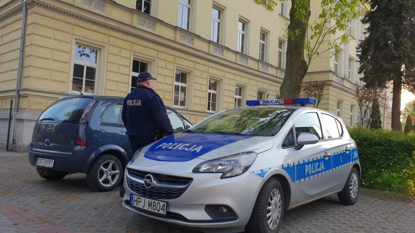 Fałszywe alarmy bombowe w szkołach przed maturami - policjanci plombują budynki szkół i pilnują ich w nocy