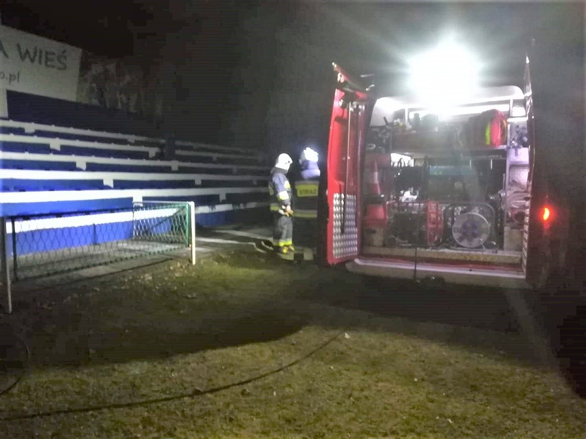 Nocna interwencja strażaków na stadionie Niwy Nowa Wieś