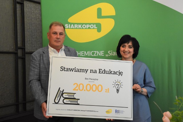 Prezes zarządu Zakładów Chemicznych "Siarkopol" Tarnobrzeg i Anna Pekár, wicedyrektor Podkarpackiego Centrum Edukacji Nauczycieli do spraw oddziału w Tarnobrzegu.