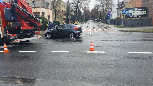 W wypadku brał udział kierujący hulajnogą elektryczną oraz samochód osobowy.