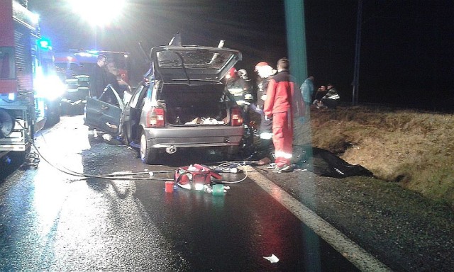 Blachownia: Tragiczny wypadek. Fiat wjechał w tył koparki. Nie żyje jedna osoba