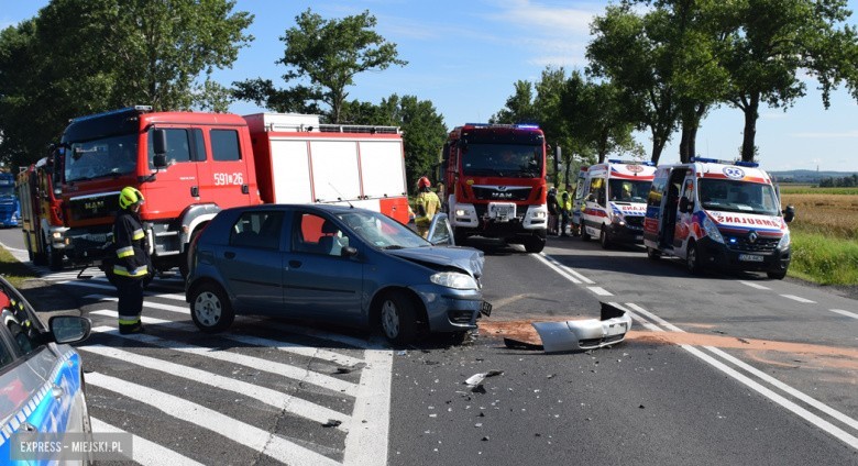 Wypadek na drodze nr 8 w okolicach Ząbkowic Śląskich. Droga zablokowana, trzy osoby ranne